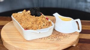 Wade Murphy's Apfel-Brombeer-Crumble mit Haselnuss-Haferflocken-Topping