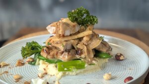 Trisha Lewis‘ gebratene Schweinekoteletts mit gewürzter Apfel-Thymian-Sahnesauce: Heute