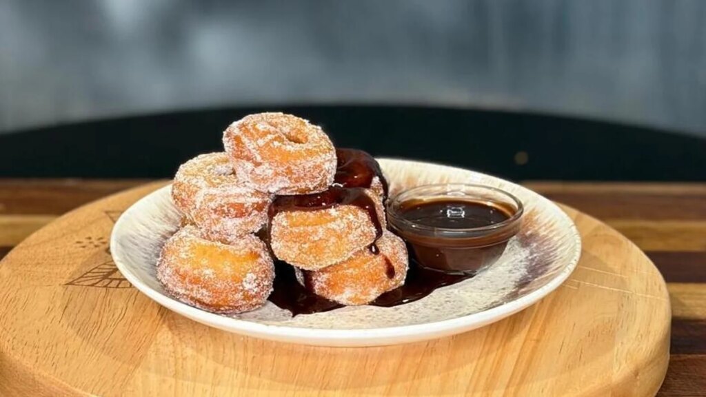 Mini-Zimt-Donuts mit Schokoladensauce von Mags Roche: Heute