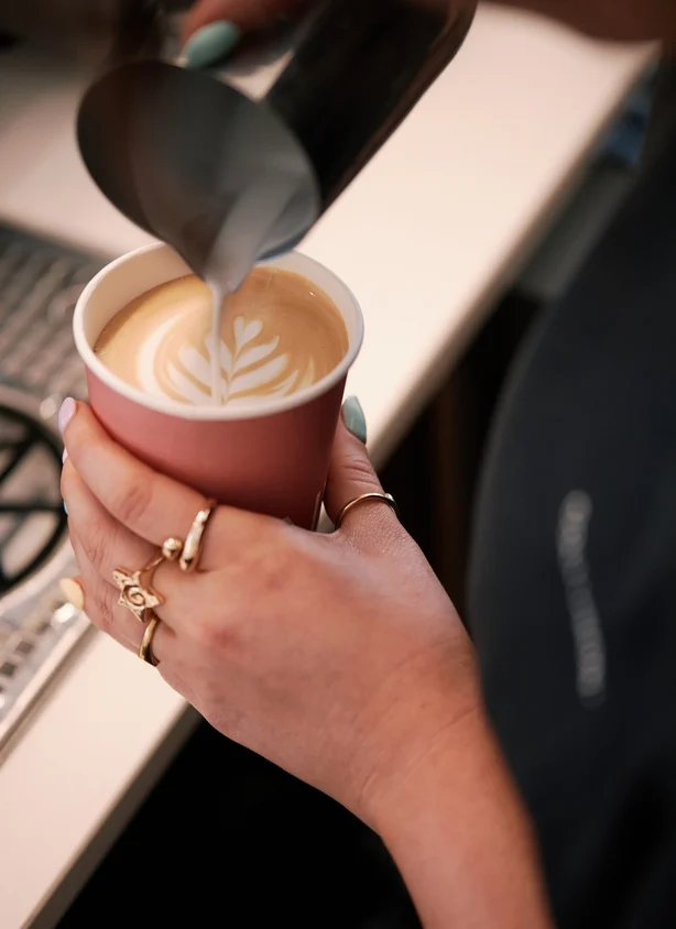 Ein Barista kocht einen Kaffee