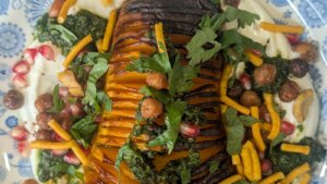 Hasselback-Butternusskürbis von Eunice Power mit irischem Joghurt