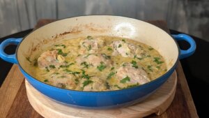 Hähnchenschenkel aus einer Pfanne mit Lauch, Senf und Estragon von Catherine Fulvio