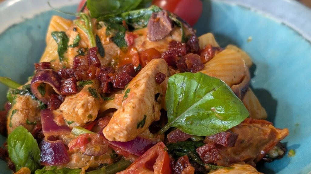 Trishas mediterrane Hühnchen- und Chorizo-Nudeln