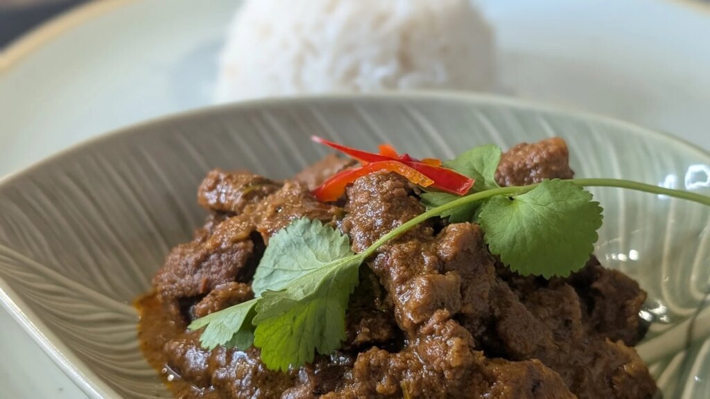 Sham Hanifas Rindfleisch-Rendang mit Kokosreis