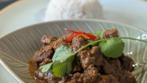 Sham Hanifas Rindfleisch-Rendang mit Kokosreis