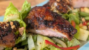 Sham Hanifas Hähnchen mit schwarzem Pfeffer und Apfel-Ananas-Krautsalat