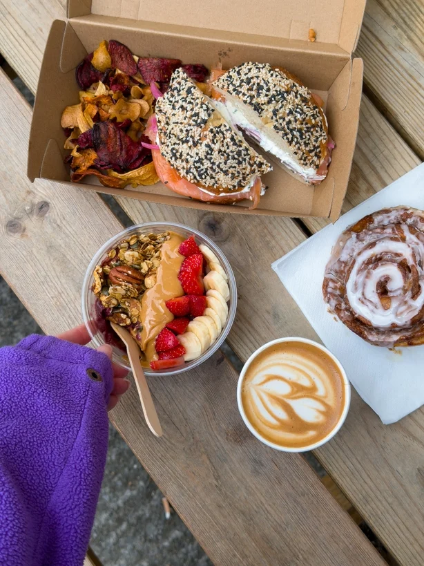 Ein Foto von Kaffee und Gebäck aus dem Café Fetch