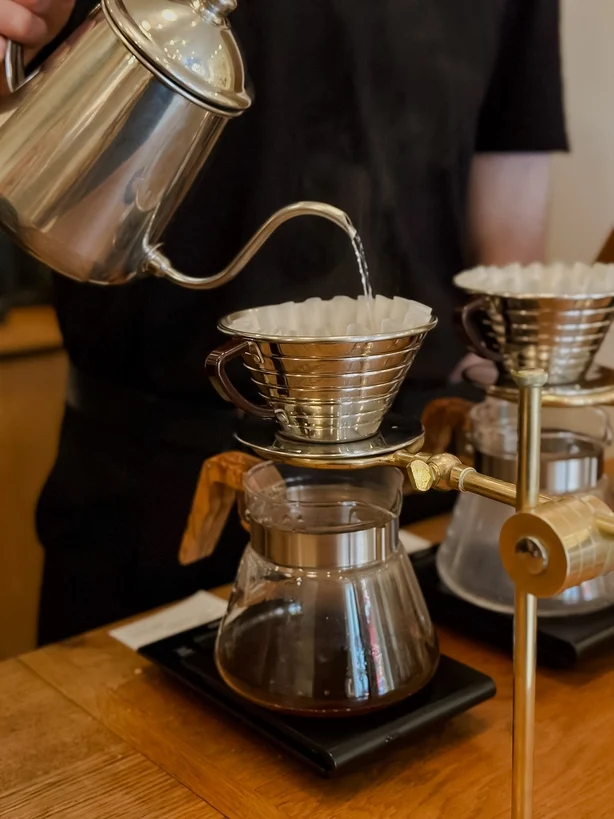 Ein Barista bereitet Kaffee zum Übergießen zu